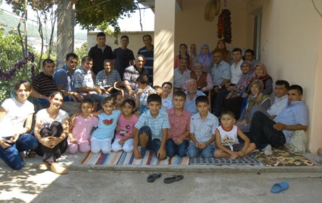 100 YAŞINDA 62 TORUNUNUN TORUNUYLA BAYRAM KUTLADI