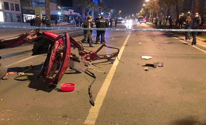 Kazada otomobil ikiye bölündü