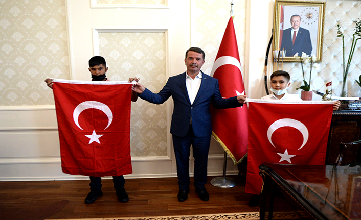 Okumuş, Türk Bayrağı sevdalısı gençleri ağırladı