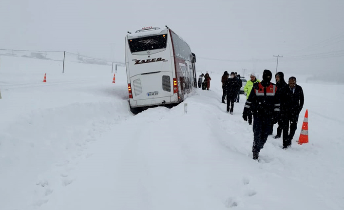 Karda mahsur kalan otobüsteki yolcular kurtarıldı