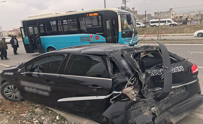 Halk otobüsü ile otomobil çarptı: 3 yaralı