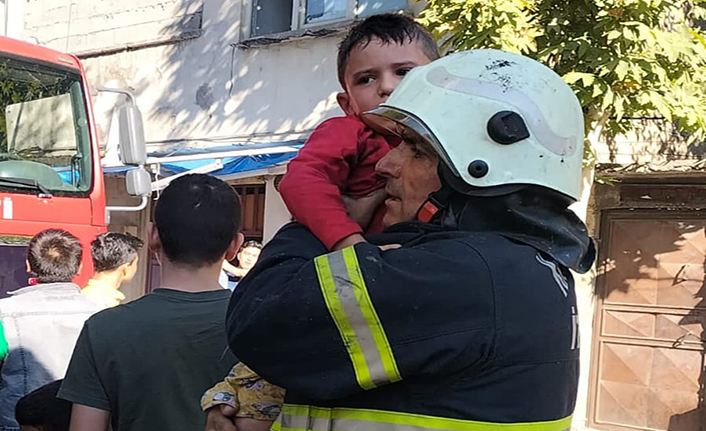 Yangında dumandan etkilenen 4 çocuk itfaiyeciler tarafından kurtarıldı