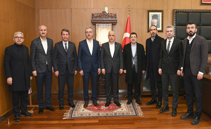 Bakan Kirişci, Büyükşehir Belediyesi ziyaret etti
