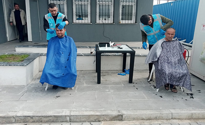 Dulkadiroğlu Belediyesi mobil berber ekibi çalışmalarını sürdürüyor