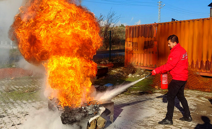 Büyükşehir İtfaiyesinden AKUT gönüllülerine yangına müdahale eğitimi