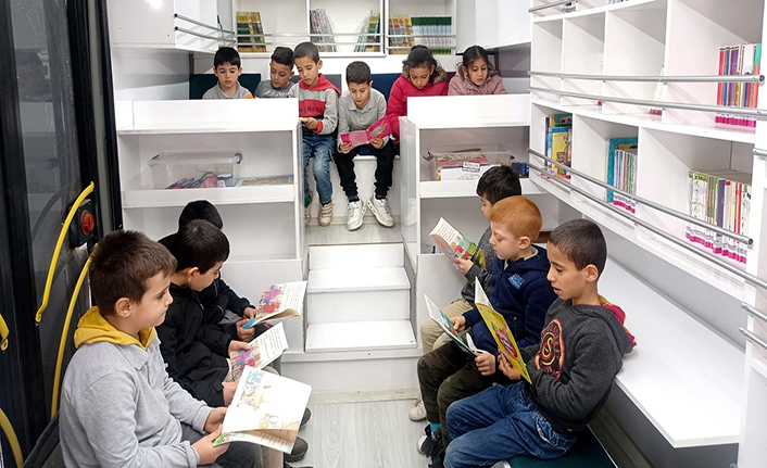 Büyükşehir’in Mobil Çocuk Kütüphanesi, miniklerin yüzünü güldürdü