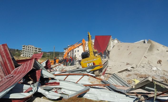 Kahramanmaraş'ta yıkım çalışmasında kepçe enkaz altında kaldı