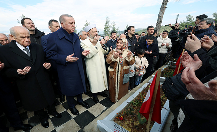 Cumhurbaşkanı Erdoğan, Kapıçam’da deprem şehitliğini ziyaret etti