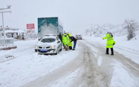 KAHRAMANMARAŞ-KAYSERİ KARAYOLUNDA ULAŞIM SAĞLANAMIYOR.