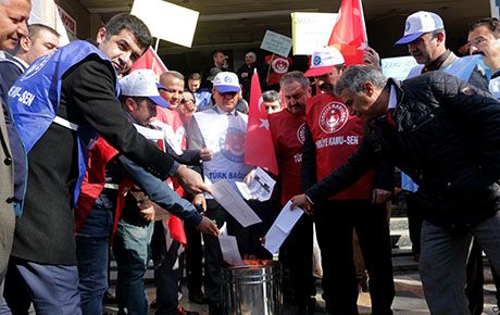   Kamu-Sen üyeleri bordro yaktı