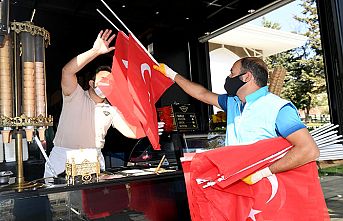 Onikişubat’tan Türk bayrağı dağıtımı