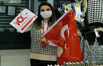 10 Bin Türk bayrağı dağıtıldı