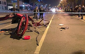 Kazada otomobil ikiye bölündü