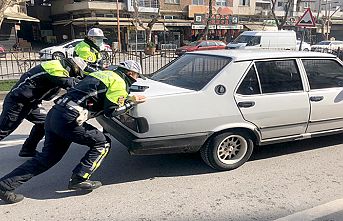 Otomobili arızalanan vatandaşa trafik polisleri yardım etti