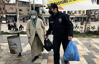Yaşlı kadına polis yardımı