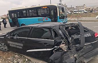Halk otobüsü ile otomobil çarptı: 3 yaralı