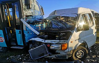 Halk otobüsü ile minibüs çarpıştı: 1’i ağır 4 kişi yaralandı
