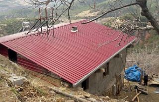 Dulkadiroğlu Belediyesi yanan evin çatısını onarıldı