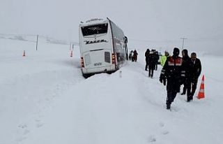 Karda mahsur kalan otobüsteki yolcular kurtarıldı