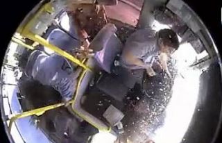 Halk otobüsü kaza anı güvenlik kameralarına yansıdı