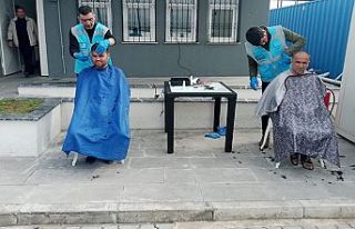 Dulkadiroğlu Belediyesi mobil berber ekibi çalışmalarını...