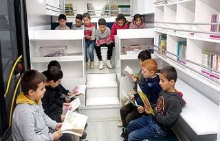 Büyükşehir’in Mobil Çocuk Kütüphanesi, miniklerin...